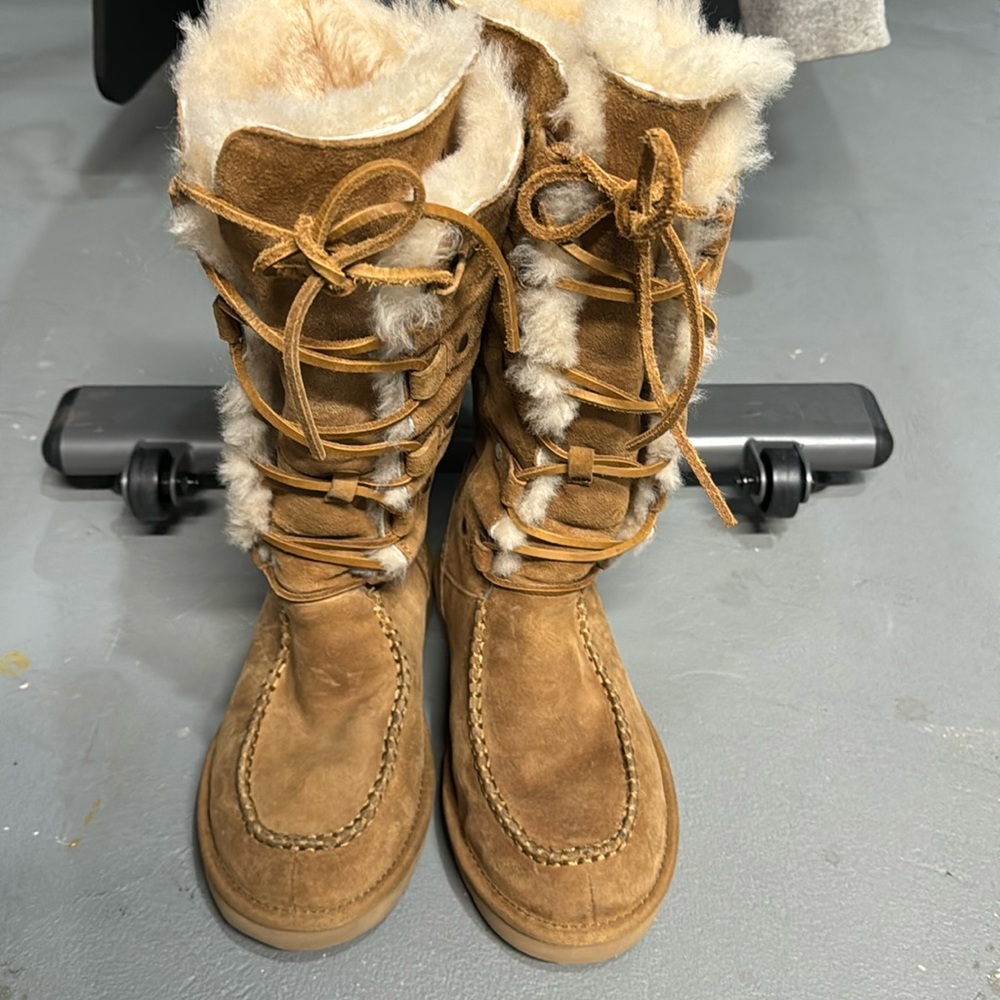 Women’s Uggs tie up boots!